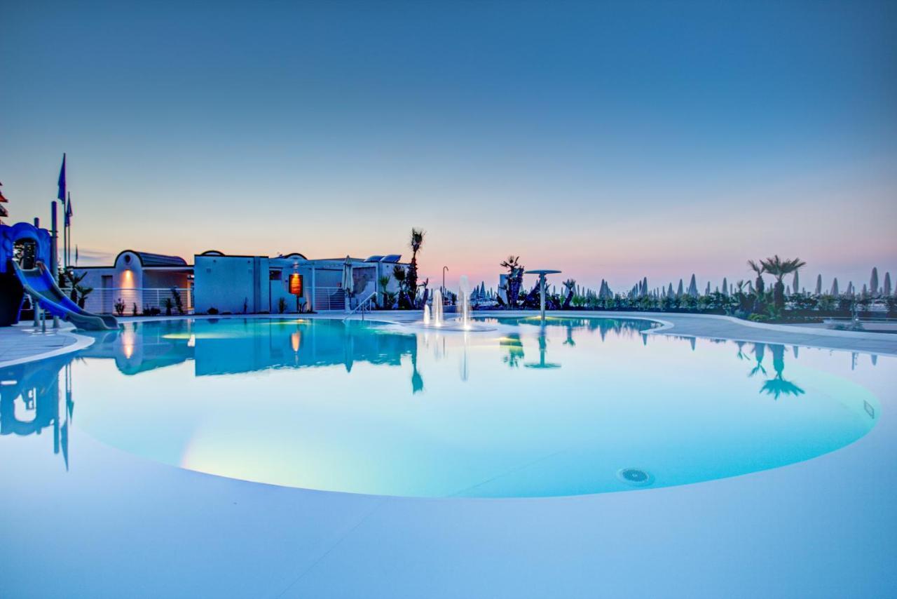 Mediterraneo Hotel & Suites Cattolica Exterior foto