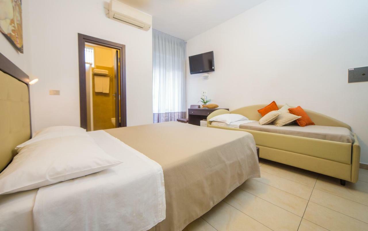 Mediterraneo Hotel & Suites Cattolica Exterior foto