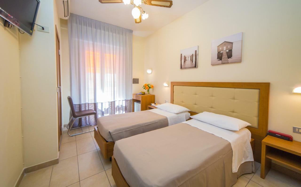 Mediterraneo Hotel & Suites Cattolica Exterior foto