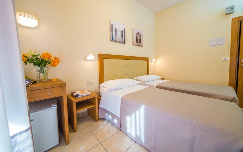 Mediterraneo Hotel & Suites Cattolica Exterior foto