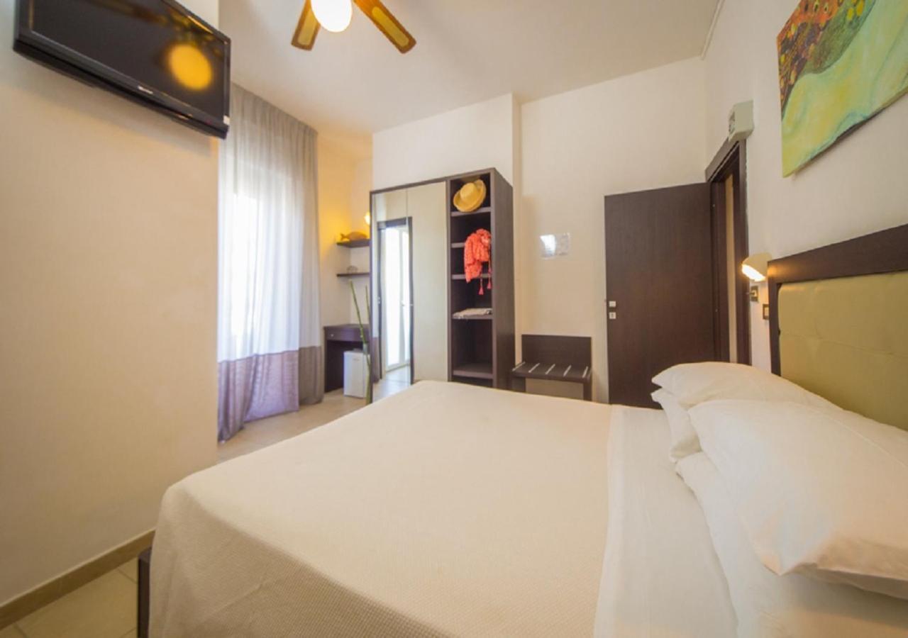 Mediterraneo Hotel & Suites Cattolica Exterior foto
