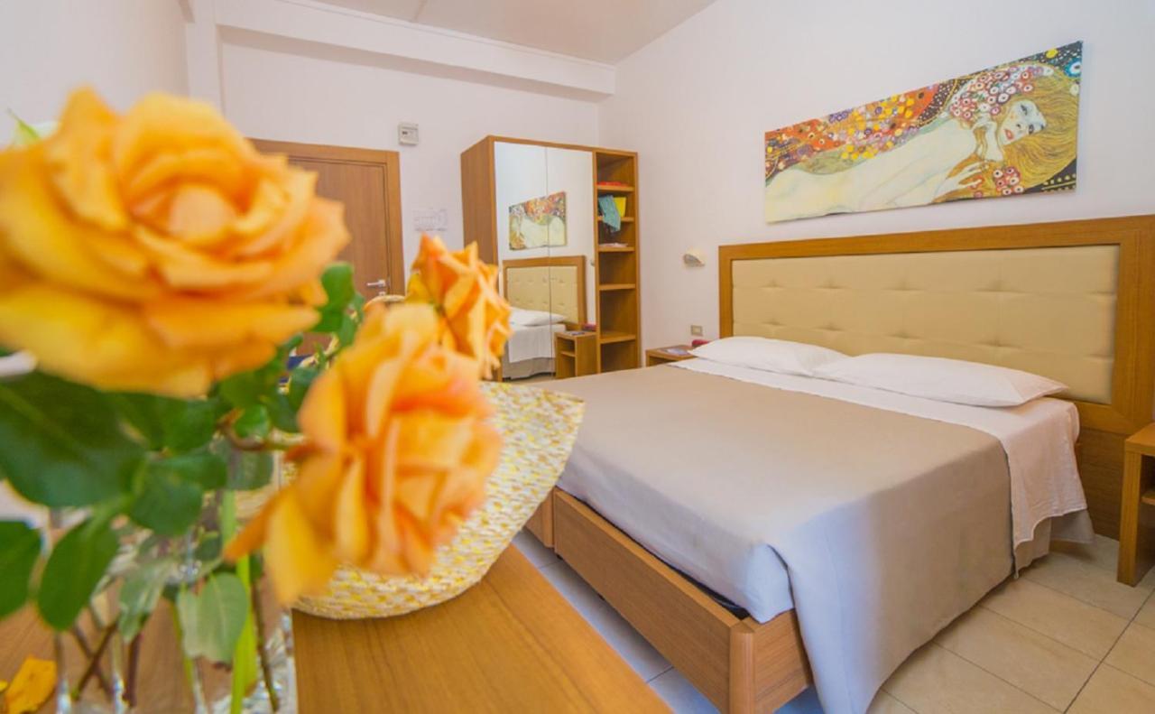 Mediterraneo Hotel & Suites Cattolica Exterior foto