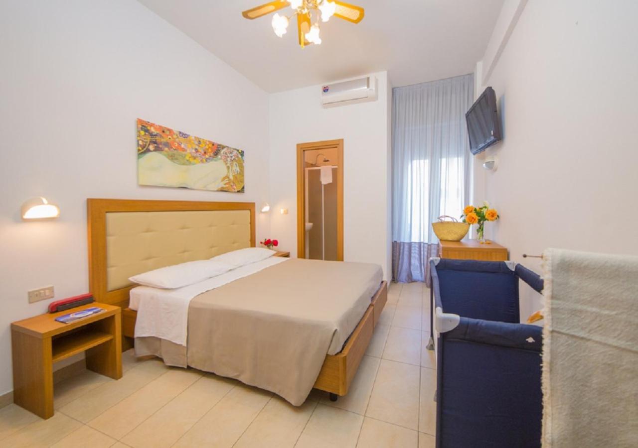 Mediterraneo Hotel & Suites Cattolica Exterior foto
