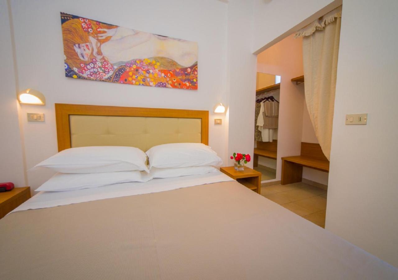 Mediterraneo Hotel & Suites Cattolica Exterior foto